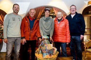 Michelle Gisin entourée de gauche à droite, par Daniel Bollinger, CEO ad interim de Crans-Montana 2027, Marius Robyr, president des courses de Crans-Montana, Hugo Steinegger, responsable communication des courses et Nicolas Feraud, president de la commune